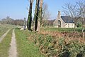 La chapelle de Troménec et sa croix, vue d'ensemble