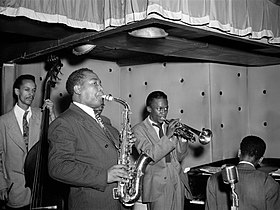 Tommy Potter, Charlie Parker, Max Roach (verdeckt), Miles Davis, Duke Jordan (v. l. n. r), etwa August 1947; Fotografie von William P. Gottlieb