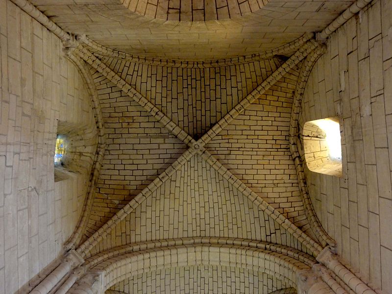 File:Chars (95), église Saint-Sulpice, nef, voûte de la 1ère travée.JPG