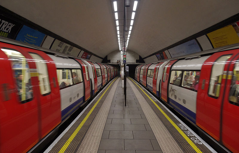 File:Clapham Common tube station MMB 01 1995 Stock.jpg