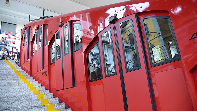 File:Como–Brunate funicular - Upper station 2011-09-19.jpg