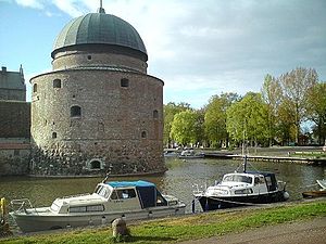 Två Albin 25 i vattenvallgraven och gästhamnen vid Vadstena slott 2009.