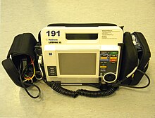 220px-Defibrillator_monitor_Lifepak_12.j