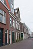 Bedrijfspand met bovenbouw, in 1887 gebouwd voor koopman A. Smit, in een eclectische bouwstijl. In de gevel herplaatste gevelsteen van het eerder hier gestaan hebbende huis D'Rechte Pot uit 1659. Het is van belnag vanwege de gave kenmerkende laat-19de-eeuwse architectuur en vanwege de 17de-eeuwse gevelsteen.