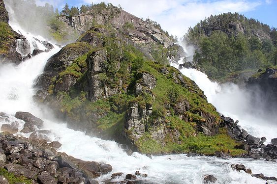 Der Zwillingswasserfall Låtefossen / Låtefoss zwischen Felsen in Norwegen. Odda Kommune, Hordaland.