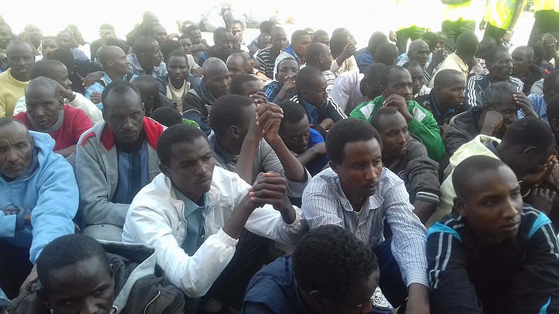 File:Des immigrés tchadiens revenus d'Algérie attendent à l'aéroport.jpg