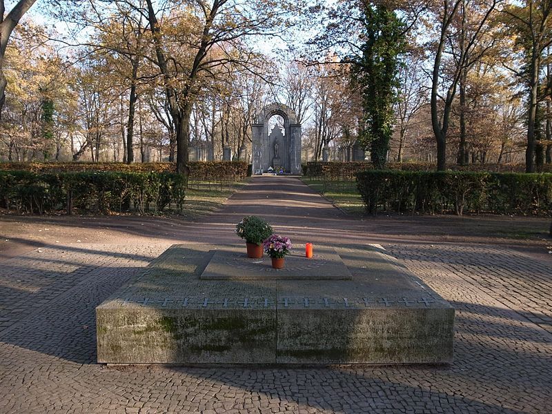 File:Dessau,Gefallenendenkmal II.Weltkrieg.jpg