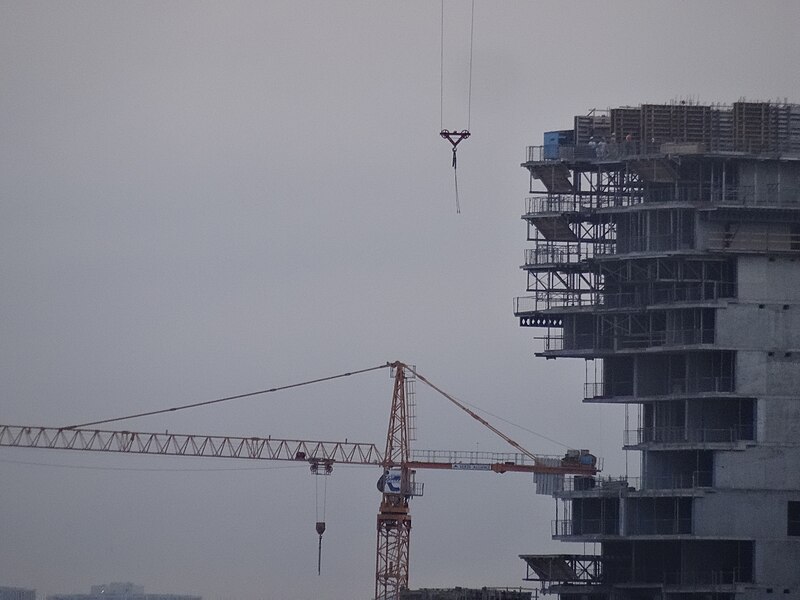 File:Distant construction crane on Toronto's skyline, 2017 08 04 -p (36098465430).jpg