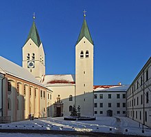 The Freising Cathedral Domberg Innenhof 2015.jpg