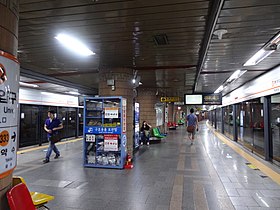 As plataformas da estação em julho de 2014.