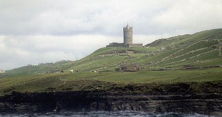 English: Doonagore Castle is a round 16th-century tower house, about 1 km above the coastal village of Doolin in County Clare, Ireland Polski: Zamek Doonagore, potężna średniowieczna okrągła wieża mieszkalna, w pobliżu Doolin)
