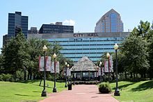 Vista de la Plaza Duncan con el ayuntamiento de la ciudad al fondo.