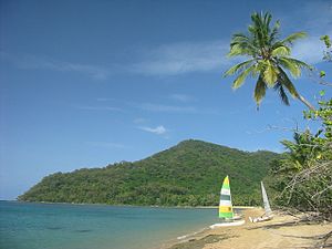 Brammo-Bucht mit Mount Kataloo im Hintergrund