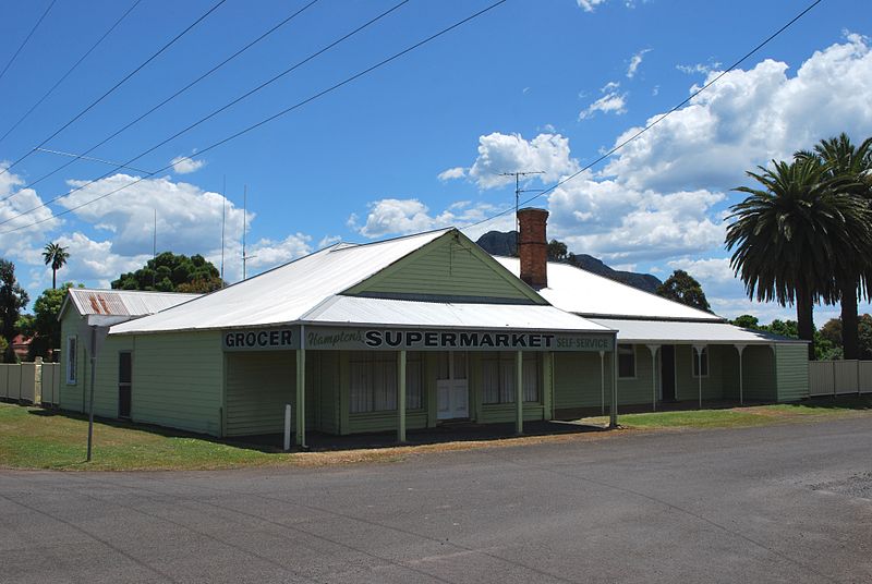 File:Dunkeld Supermarket.JPG