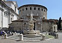 Duomo vecchio e fontana a Brescia.jpg