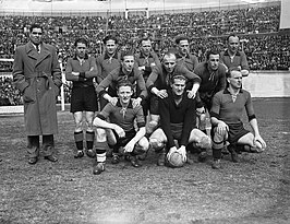 Keeper Wille (onder midden, met bal) met EDO op 21 maart 1948 voor de kampioenswedstrijd tegen Feijenoord (2-1)