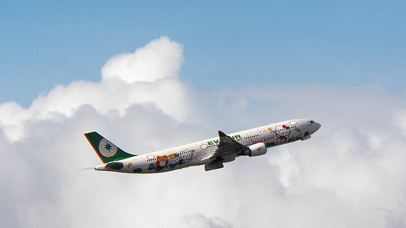 File:EVA Air B-16331 Fly over Taipei Songshan Airport 20120825a.JPG