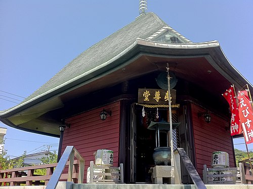 A hidden roof: an extremely slanted roof with practically horizontal eaves (Ebisu-dō, Honkaku-ji, Kamakura
