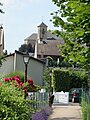 L'église, surplombant les maisons du vieux village.