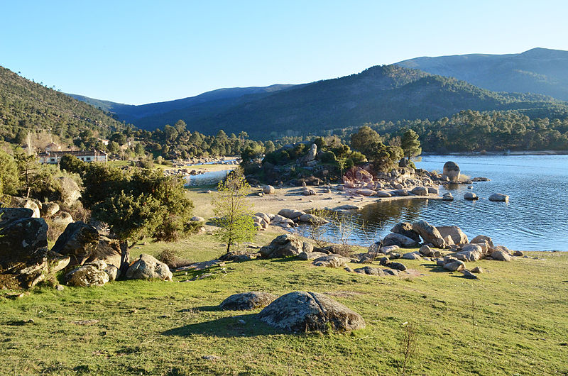 File:Embalse El Burguillo en el Valle de Iruelas.jpg