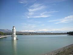 Vista del embalse y Sierra Nevada al fondo