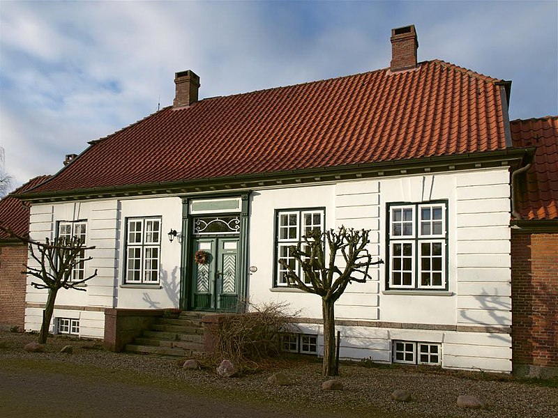 File:Emkendorf Gartenhaus.jpg