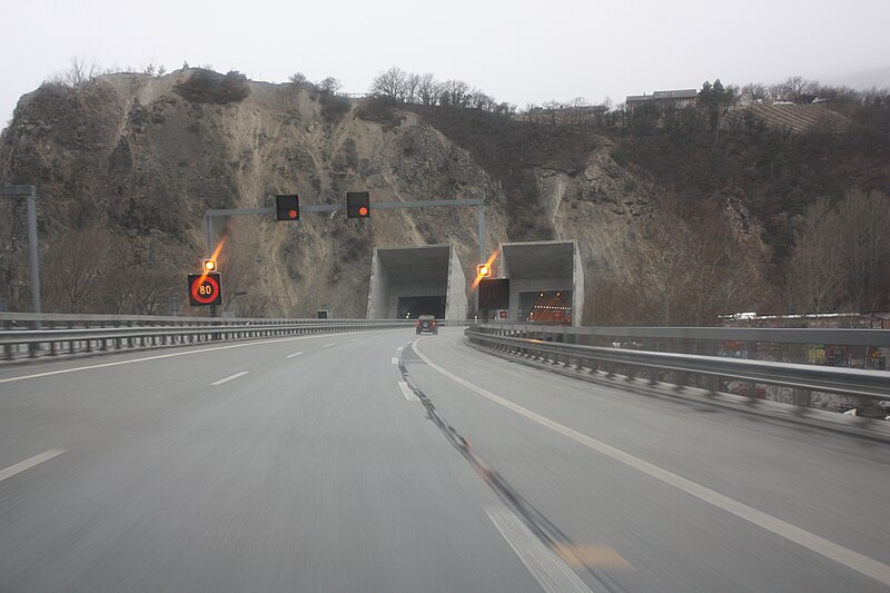 File:Entrée Est du tunnel de Sierre.JPG