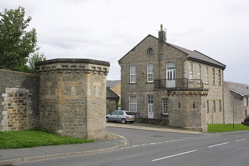 File:Entrance towers to former barracks, Gallowgate, Richmond.jpg