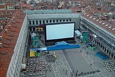 Outdoor movies shown on an airscreen or inflatable movie screen Estreno de la pelicula "Shark Tale" en la Plaza de San Marcos.JPG