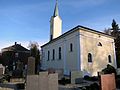 Der Friedhof, mit Blick auf die Rückseite von Kirche und Pfarrhaus