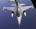 Un F-16A de la Força Aèria Portuguesa en procés d'abastiment en vol per un KC-10 Extender.