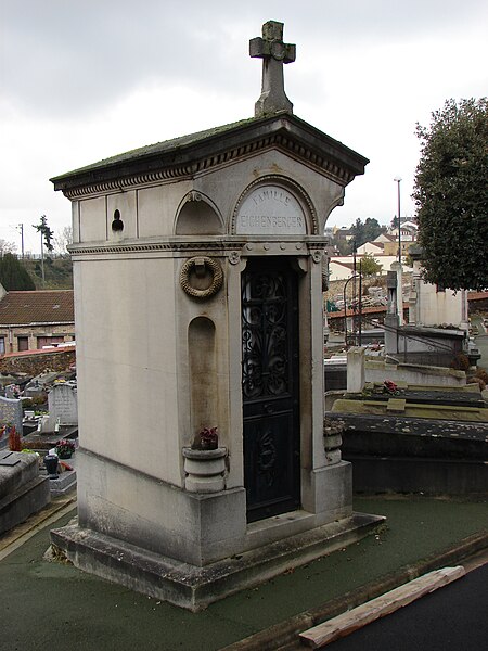 File:Family mausoleum of Puteaux cemetery.jpg