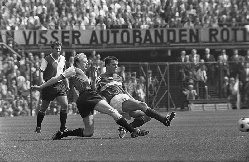 File:Feyenoord tegen GVAV 3-0, nr. 2 Geels (midden) in duel. Achter hem Hasil, Bestanddeelnr 922-7132.jpg