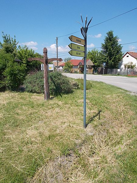 File:Fingerpost, Gárdonyi Street, Dinnyés, 2017 Gárdony.jpg