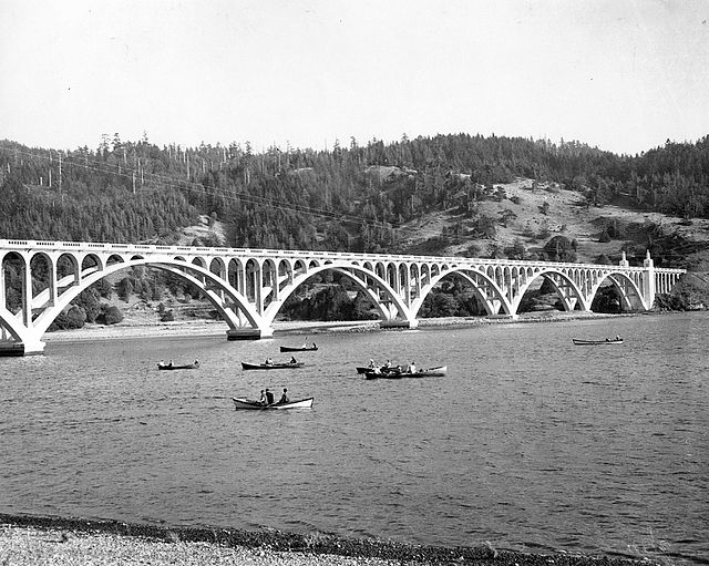 The Oregon Coast Highway crossing the Rogue River