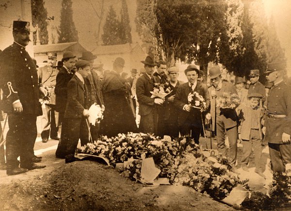 Mourners at the graves of Alfredo Costa and Manuel Buiça, around August 1908