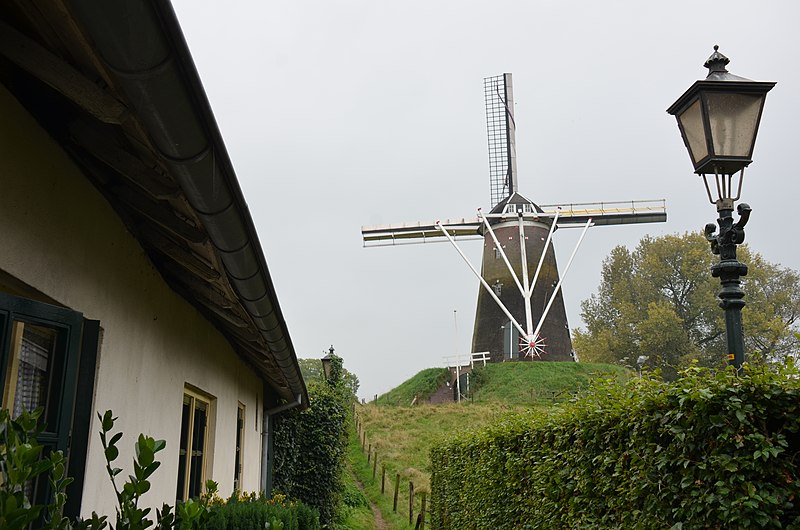 File:Flourmill "Prins van Oranje" at Bredevoort, the bookshop city - panoramio.jpg