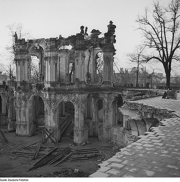 Zwinger. Ruine des Wallpavillons und der nördlichen Bogengalerie nach dem 17. September 1945