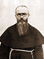 Saint Maximilien Marie Kolbe (1894–1941), prêtre franciscain conventuel polonais. Il donna naissance à la Milice de l'Immaculée, fonda des revues et d'imposants couvents, appelés "cités de l'Immaculée". Il fut temporairement missionnaire au Japon et en Inde. Sous l'occupation nazie, une partie de son œuvre fut détruite,. Il fut emprisonné, soumis à de mauvais traitements, avant d'être déporté au camp d'Auschwitz, où il mourut après avoir offert sa vie à la place d'un autre prisonnier, père de famille.