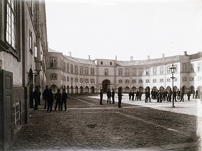 Студенти у дворі Данської королівської військової академії. 1895 рік