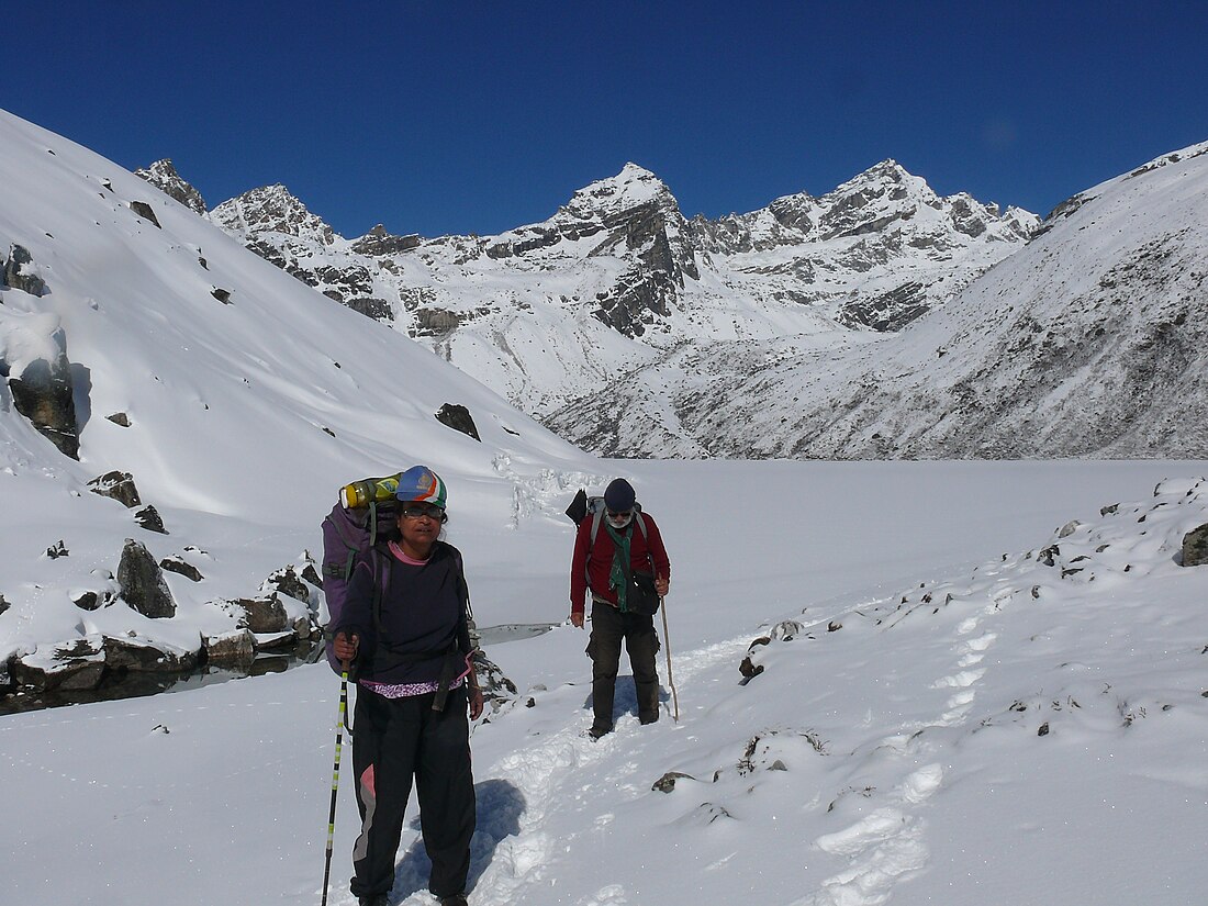 File:Frozen Gokyo Lake.jpg