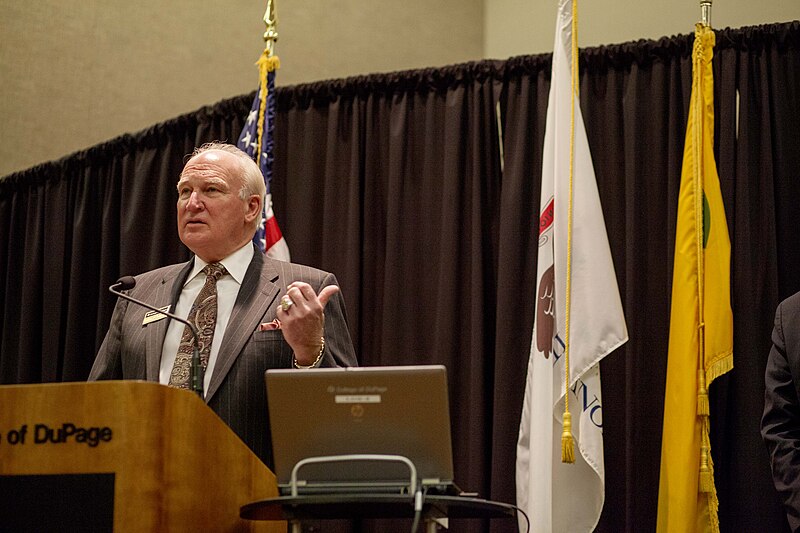 File:Gov. Pat Quinn Speaks at Veterans 2 Entrepreneurs Event at College of DuPage 7 (11456397413).jpg