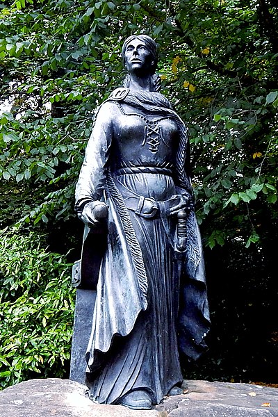 File Grainne Mhaol Ni Mhaille Statue Jpg Wikimedia Commons