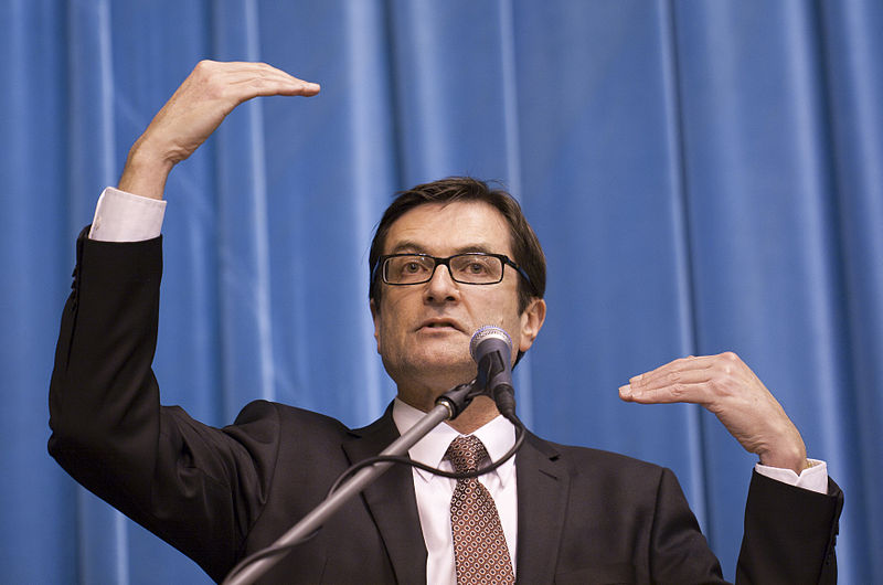 File:Greg Combet explaining carbon tax 2.jpg