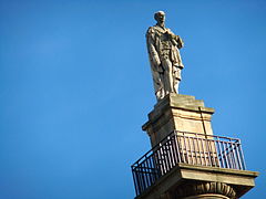 Uma estátua de Charles Gray ergue-se no topo de um pilar de 40 metros de altura, tendo como pano de fundo um céu azul.