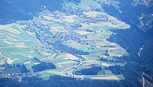 Grinzens du nord-est, à droite le Sellraintal