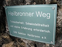 Hinweistafel mit der Aufschrift „Heilbronner Weg“ Trittsicherheit, Schwindelfreiheit und alpine Erfahrung erforderlich - Sektion Heilbronn des DAV