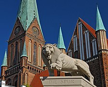 Памятник Генриху Льву перед Шверинским Кафедральным собором на рыночной площади