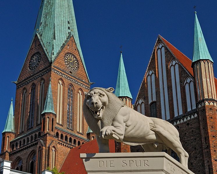 File:Henry the Lion Monument in front of the Dom. Schwerin, Germany.jpg