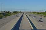 Тимчасові бетонні бар'єри (Highway 407). Встановлені 2010 року, на 2020 заплановане завершення реконструкції і спорудження монолітного серединного бар'єра